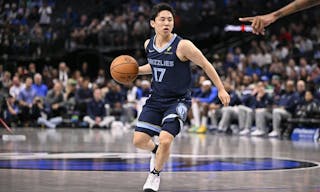 心情不错！知名说唱歌手Jay-Z现身湖人主场观看NBA杯